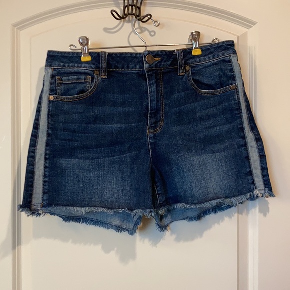 CABI Tuxedo Tomboy Denim Shorts size 10 - Picture 3 of 5